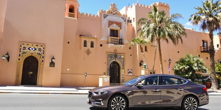 Voiture garée près de l'ancienne médina de Fès.