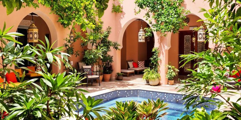 Piscine et patio d'hôtel confortable à Marrakech