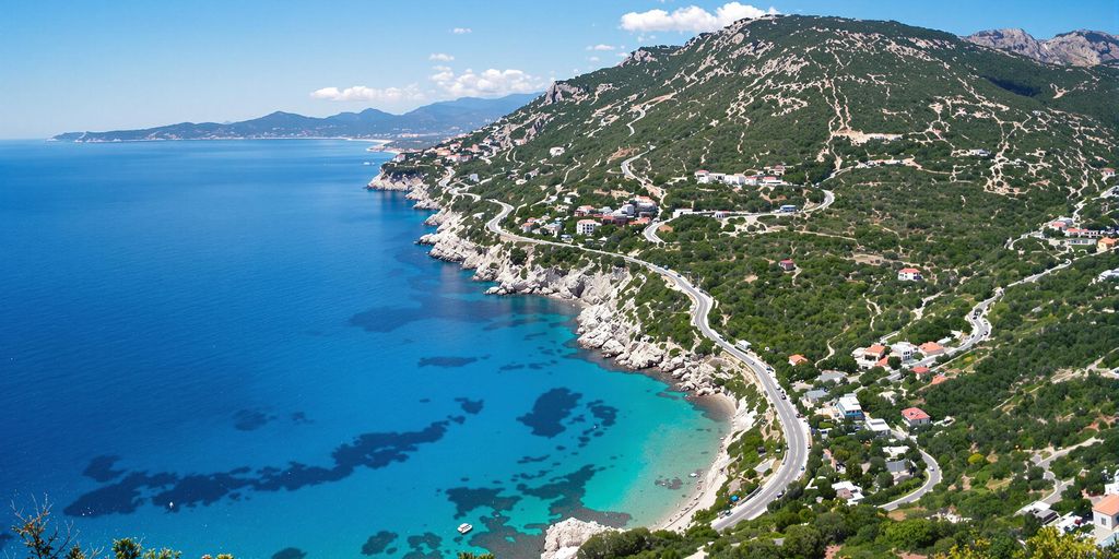 Vue panoramique de la côte de Saïdia avec une route.