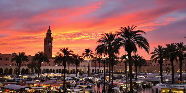 Scène animée de la place Jemaa el-Fna au coucher du soleil
